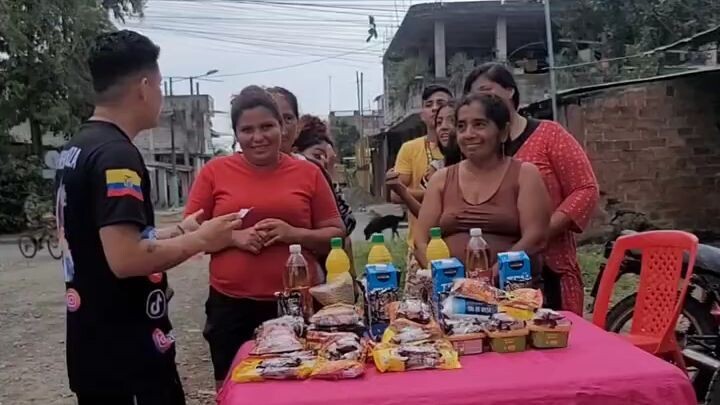 Regalando viveres por responder preguntas