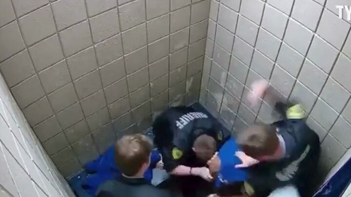 Pria kulit hitam yang dipenjara karena perdagangan narkoba dianiaya brutal oleh lima penjaga malam i