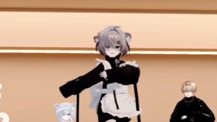 Bậc thầy nhảy VRC DanceASH tiếp tục phô diễn năng lực siêu phàm trong phòng công cộng