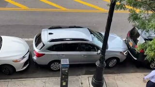 老司机演示了一把“极限挪车”，看看这个前后间距...秀啊！