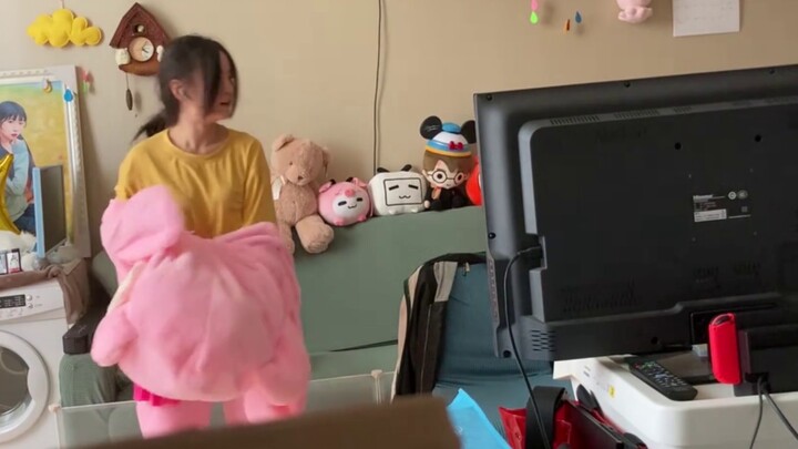 ซ่อนตัวอยู่ในตุ๊กตาหมีบ้านสาวน้อยแสนสวย รอคอยเธอกลับบ้าน...