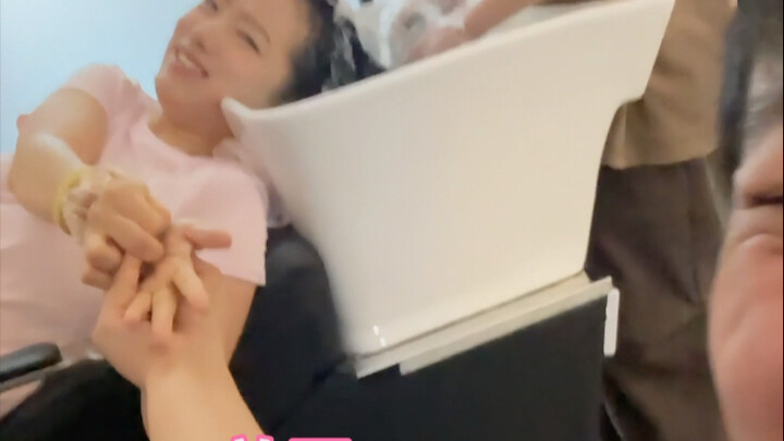 Apakah yang ada di mulutmu ini enak?