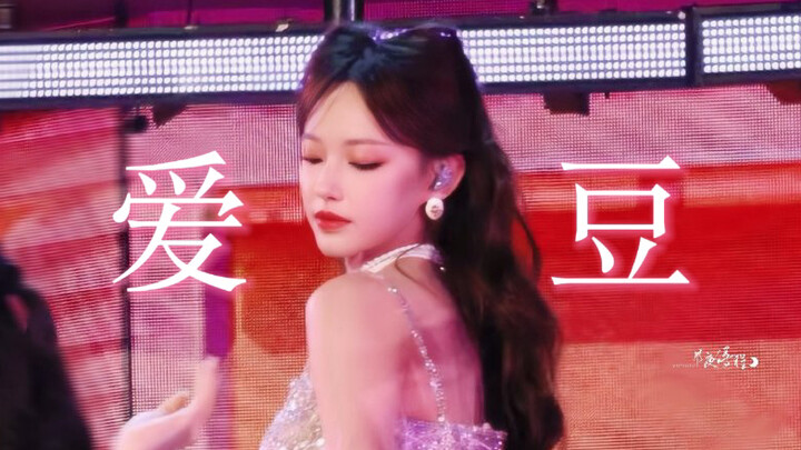 On the New Year’s Eve gala stage, idols only need to make a slight move and take a couple of steps t