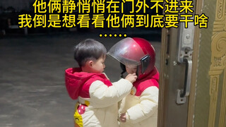 Berhasil memotret bukti bahwa si kembar satu adalah mainan milik yang lain!