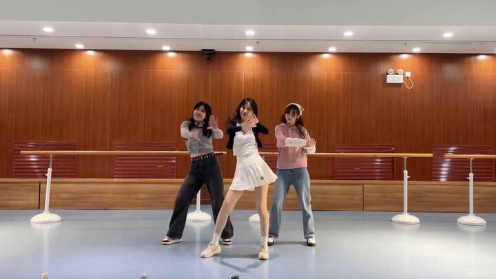【อิลลิท】Magnetic Flip Dance เวอร์ชันสามคนสุดมันส์ ท่าเต้นที่ห้ามพลาด!