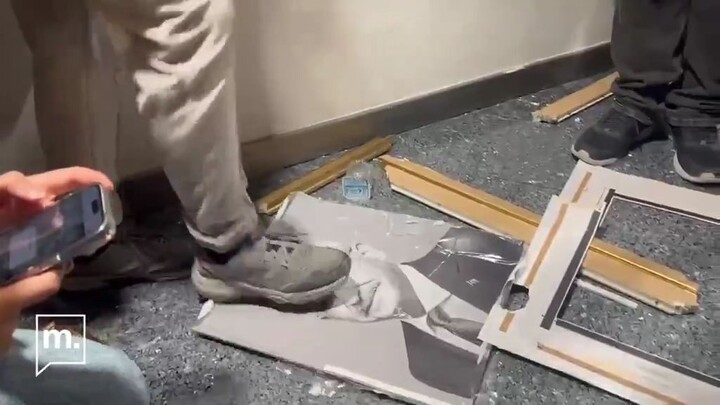 CHP genel merkezinde Kılıçdaroğlu'nun fotoğrafını eziyorlar (Baykalı'da indirsinler diyen teyze)