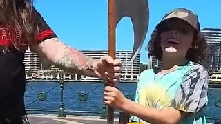 “永远不要用你的手去伤害别人”“你得用这个！”