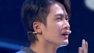 Saya sangat suka menonton Tan Jianci menari. Dia bisa berakting, bernyanyi dan menari. Dia sangat se