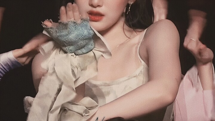 Waduh! Ini baru adegan ikonik yang bikin fans jatuh cinta sama idol wanita! Tak ada yang bersinar se