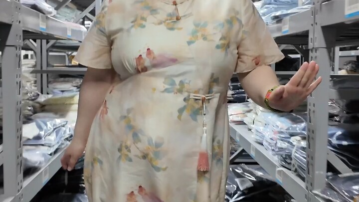 Sobat-sobat! Aku datang ke pabrik untuk memantau langsung progress produksi cheongsam buat kalian! B