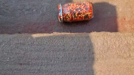 ช่วงเวลาคลายเครียดสุดมันส์กับการกลิ้งขวดบนบันได