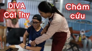 DIVA Cát Thy sử dụng tuyệt chiêu châm cứu cho TRAI ĐẸP | Bánh tráng trộn Cát Thy