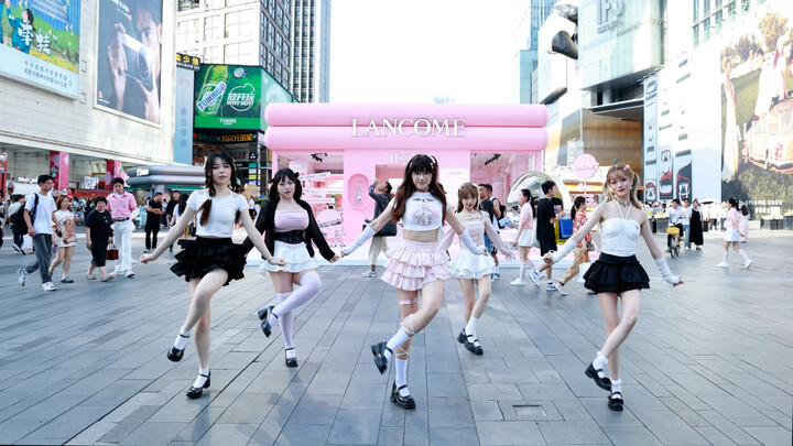 Who could resist five sweet girls? Super-cute “Pookie” cover dance on Chengdu’s Chunxi Road!