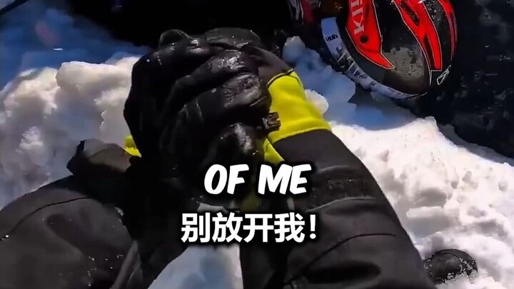 Seorang pria jatuh ke dalam celah es saat mengendarai skuter salju, sementara rekannya....