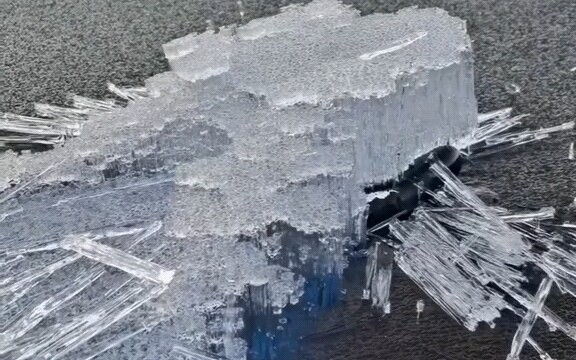 Fenomena alam yang aneh: es lilin