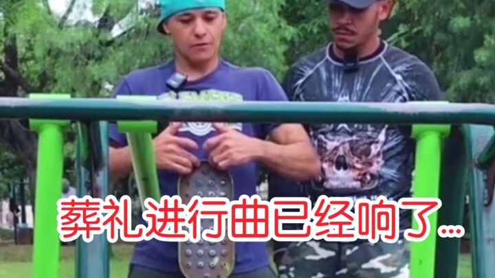 Chết thật, khúc nhạc tang lễ bật lên luôn rồi...