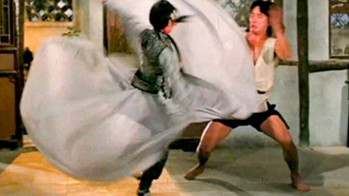 นี่น่าจะเป็นผู้หญิงเพียงคนเดียวที่ไล่ต่อยเฉินหลงจนฟันกระเด็นกระจายทั่วห้องที่เต็มไปด้วยเฟอร์นิเจอร์!