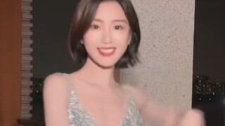 Mao Xiaotong twists her body slightly in the midnight cha-cha dance!