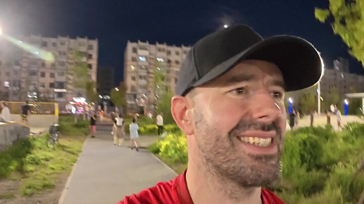 西方人看傻眼：中国街头夏夜的「运动大庙会」