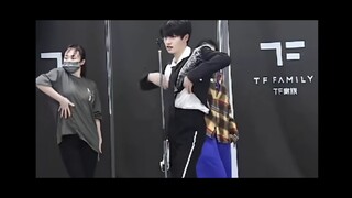 阿志：这绝对是亲兄弟