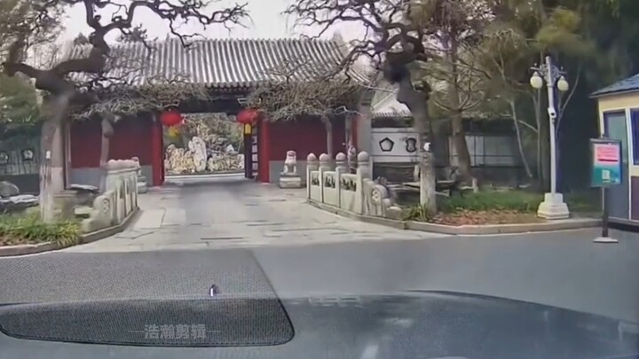 Kekuasaan memang memesona: Mobil yang melintas di dalam Gedung Perjamuan Negara Diaoyutai