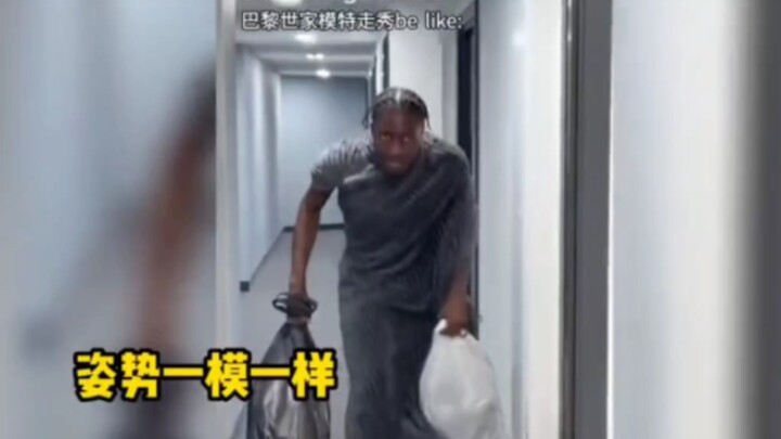 Hahaha, không thể nói là chẳng liên quan, đúng là giống hệt nhau luôn! # Người mẫu Balenciaga trình 