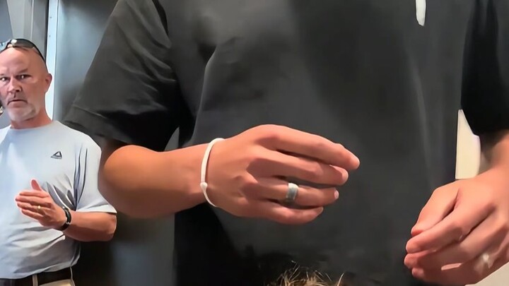 A father washes his daughter’s hands in the women’s restroom, prompting a man to call the police!