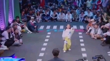 An 8-year-old cute kid dances Zhang Yixing’s masterpiece, excellent!