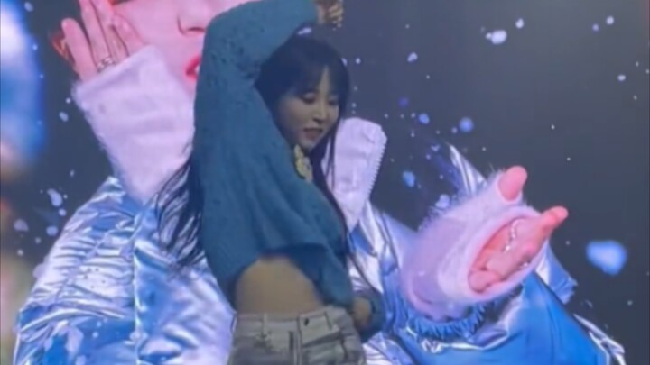 Một nhóm fan thật biết cách chơi, bắt cô ấy nhảy ngẫu hứng theo bài hát nhỏ vàng