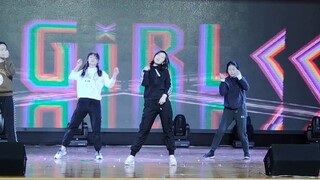 Karnaval unik para siswa SMA dengan semua mikrofon menyala!!!