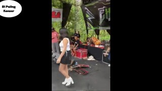 Permisi numpang lewat