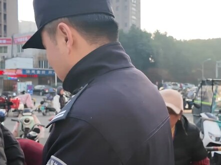 عندما تكون خارج المنزل، احذر من الشرطة.