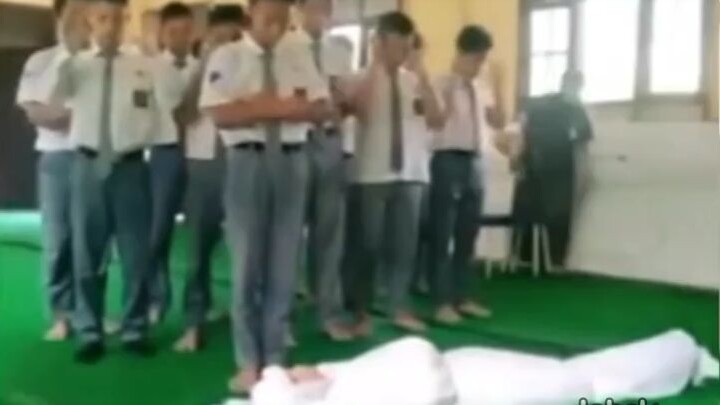 terlalu fokus sampe lupa kalo lagi praktek 🤣
