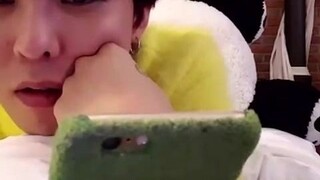 اتصل جي-دونغ كوان بالمعجبين عبر الهاتف، وصادف أخته الصغيرة التي كانت بحاجة لكتابة الواجب المدرسي، فش