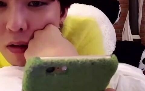 权志龙电话联系粉丝，碰到要写作业的妹妹， 慌张到工作人员笑不停