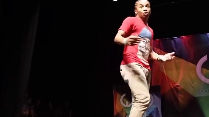 Perhatikan pria ini Fik-shun yang sedang bermain popping