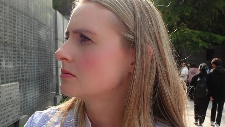 Sebuah keluarga Amerika mengunjungi Balai Peringatan Korban Pembantaian Nanjing dan tidak dapat melu