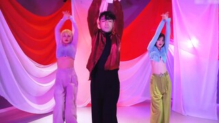 Indah sekali. Suara dan tariannya sangat tajam. Koreografi dan tarian oleh Shen Xukuo.