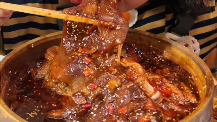 Nasi panas dengan daging babi kukus