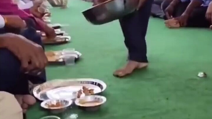 Pesta makan ala orang India dengan skala yang begitu besar selalu terasa aneh.