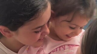 كيف يبدو الطفل اللطيف البالغ من العمر عامين ونصف عندما يرى أخته الكبرى
