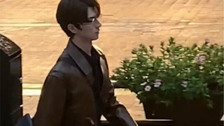 Lin Yi, is this how a male model walks?