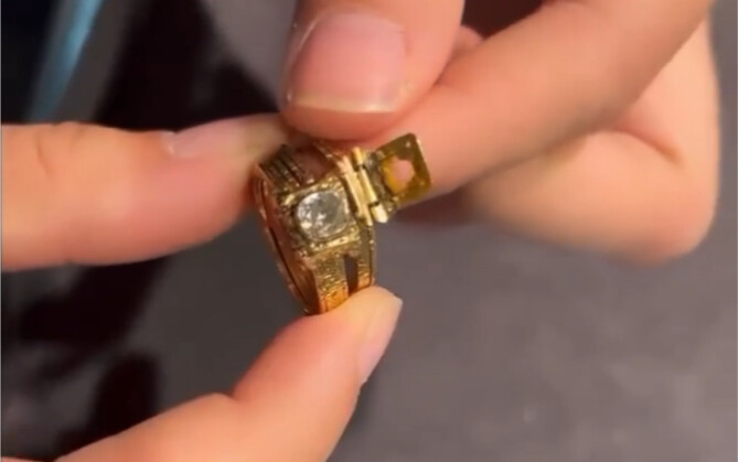 Sebuah cincin berlian yang bisa dibongkar jadi sebuah gelang.