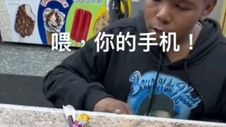 “Này, điện thoại của bạn”