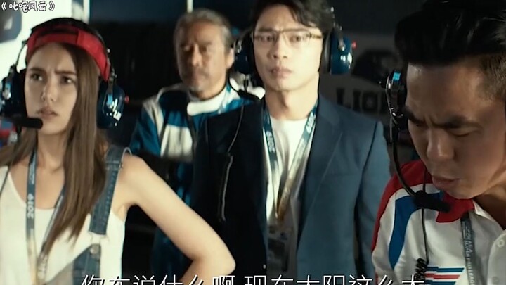 Tay đua chuẩn bị thay lốp mưa giữa cuộc đua, bình luận viên không hiểu nổi tưởng anh ta phát điên, n