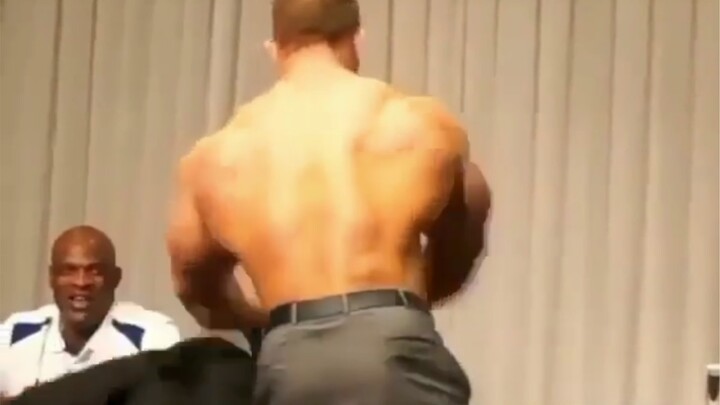 A man who dares to show off his back in front of Ronnie—have today’s physique athletes gotten this b