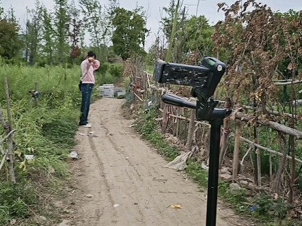 Chị Hoa dùng ná bắn hai nụ hoa