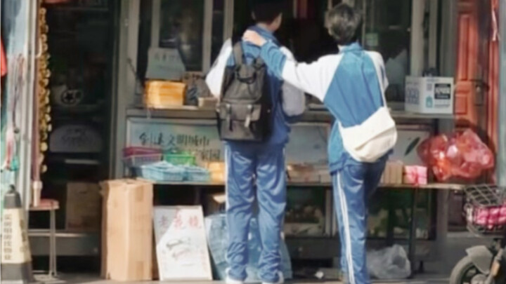 “แดดอุ่นพอดีในโลกมนุษย์ สายลมพัดผ่านยอดไม้ ตอนนั้นพวกเขาอยู่ในวัยหนุ่มสาว”