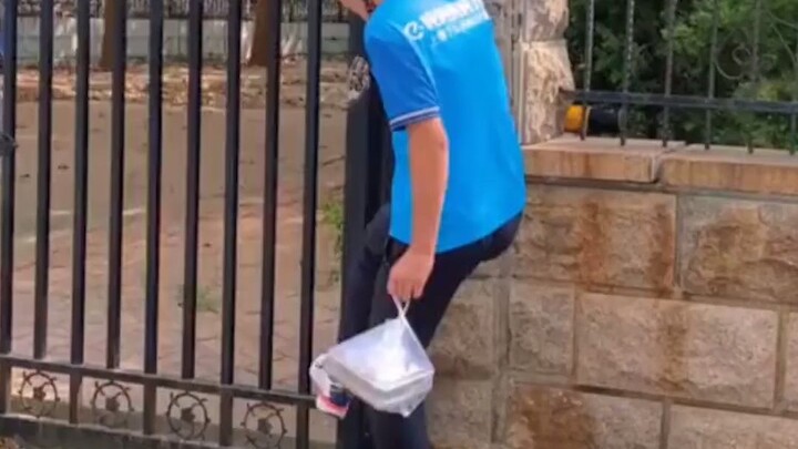 ในโรงอาหารสู้แย่งข้าวไม่ได้แม้แต่นักศึกษาปีหนึ่ง นักศึกษายืนรออยู่นอกกำแพงเอาข้าวนอก: “ยังไงพวกเขาก็