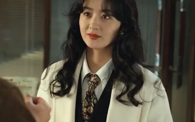 看似平平无奇的衣服怎么穿在"赵丽颖 身上就这么好看！